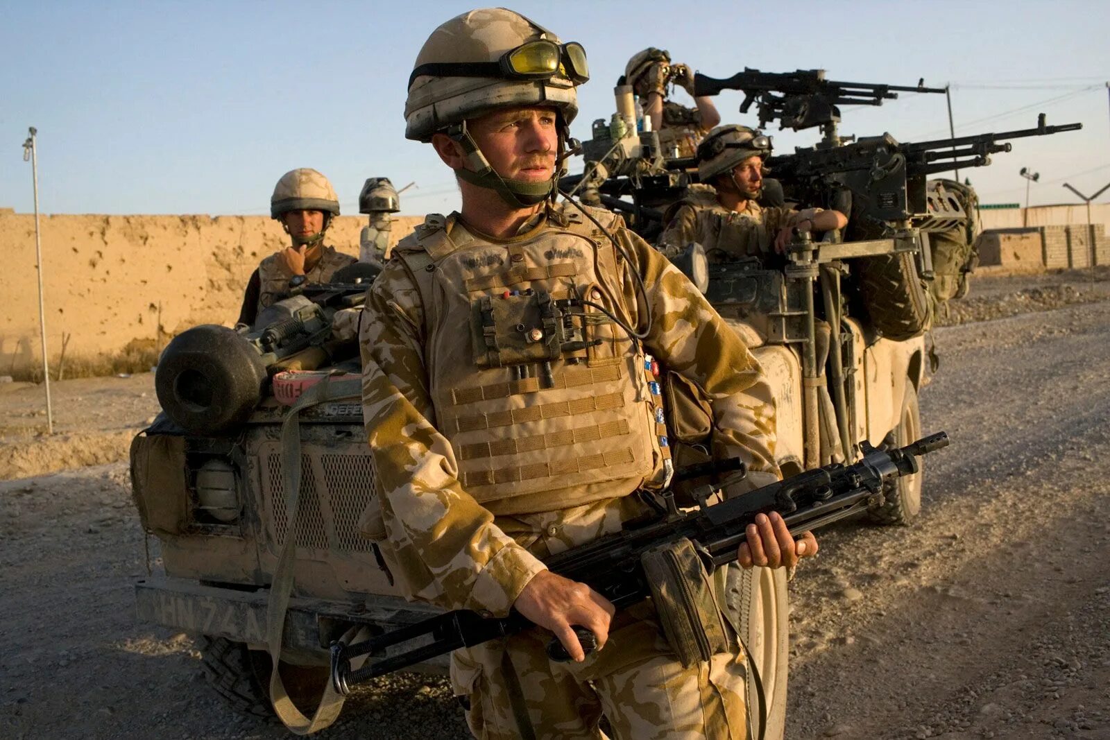 Double army. British army s95. британская армия в афганистане. армия великобритании в афганистане. армия великобритании 2025.