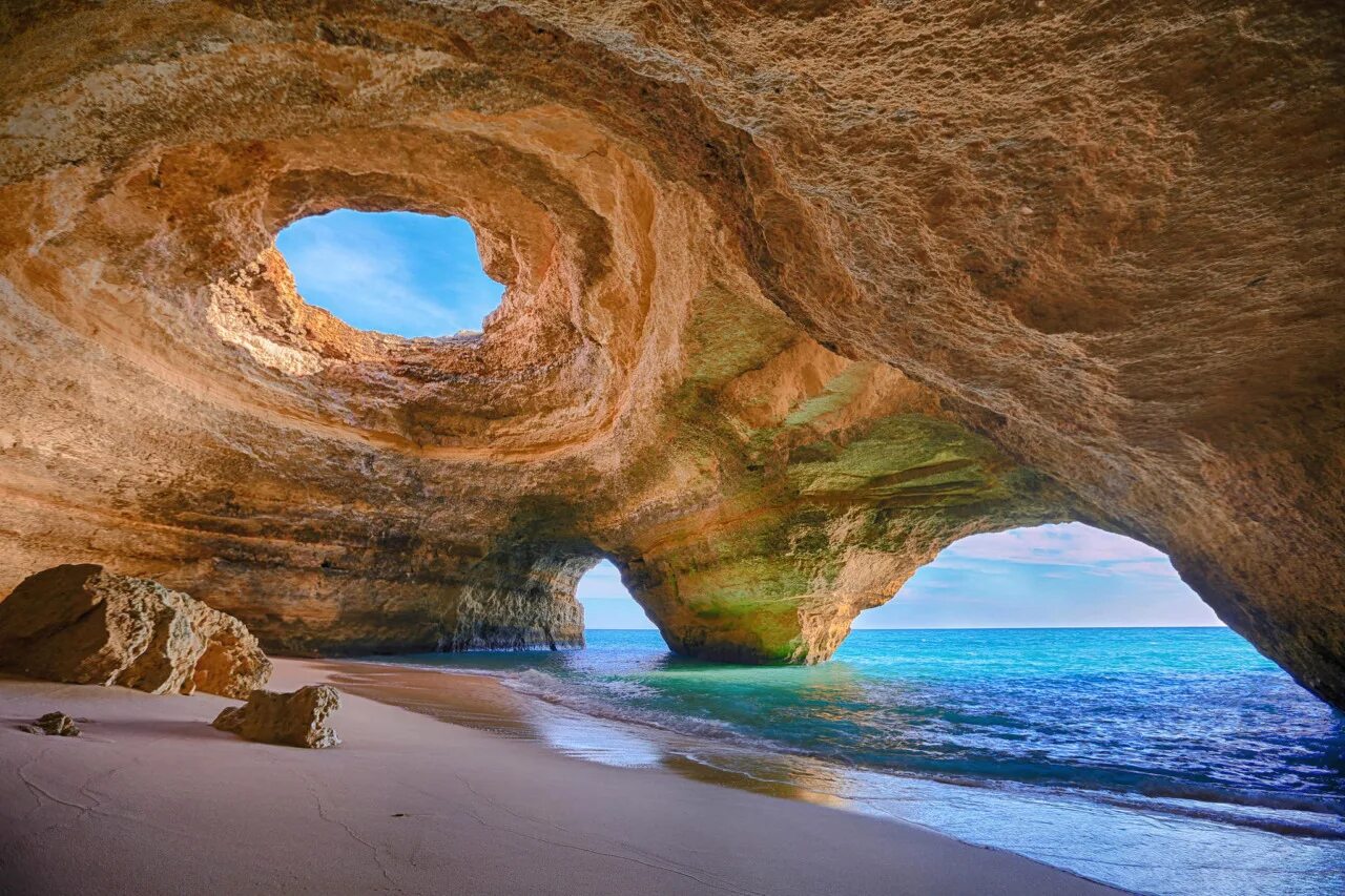 Самые красивые и интересные места. Пещера Бенагил, Алгарве, Португалия. Грот Бенагил Португалия. Пещерный пляж Бенагил Алгарве Португалия. Пещера Бенагил в Алгарве.