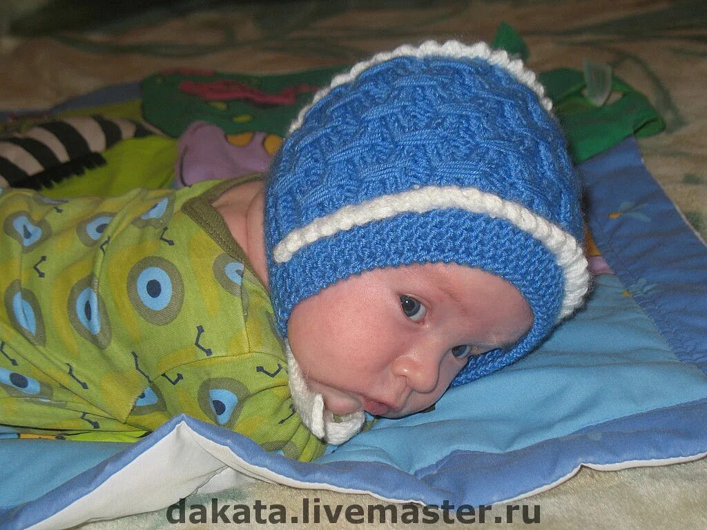 Вязаные шапки для новорожденных. Шапочка мальчик 3 месяца. Шапочка для новорожденного спицами. Вязаные шапочки для новорождённых. Вязаная шапочка для новорожденного.
