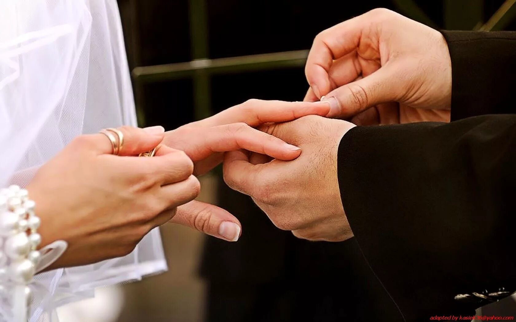 Кольцо брак на какой руке. Свадебные кольца на руках. Жених одевает кольцо невесте. Свадьба руки с кольцами. Свадебные кольца в ЗАГСЕ.