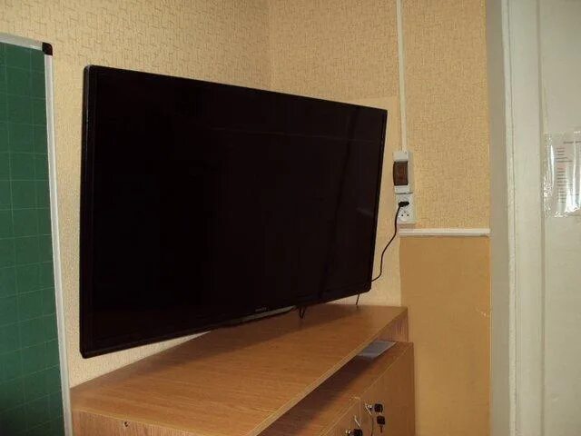 Телевизор школа 1. Телевизор в школе. Большой телевизор в школе. Телевизор в классе школы. Телевизор на стене в классе.