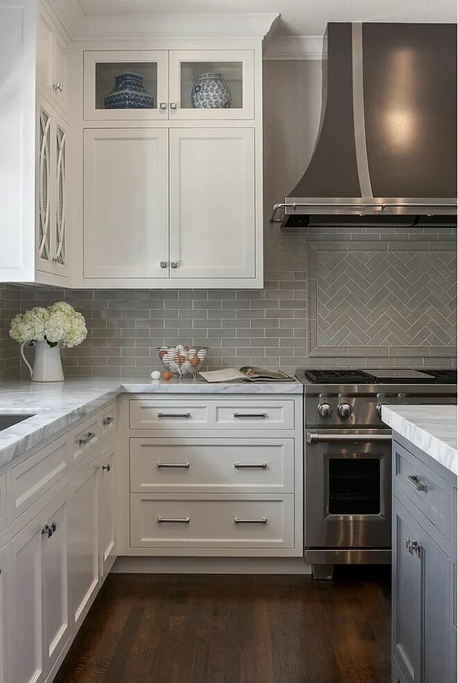 Белая кухня серый фартук в интерьере TileBar on Instagram: "Sometimes all you need is a fun tile like Exagoni Matte a