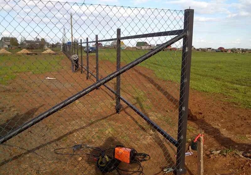 Забор с сетки рабицы. Столбы для забора металлические для сетки. Крепление сварной сетки к проф трубе. Ограждение из сетки рабицы. Сетка каскад заборная.