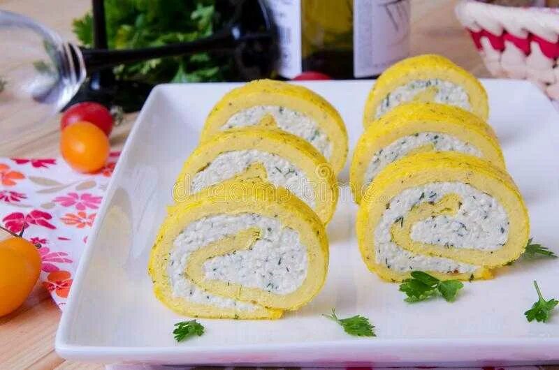 Рулетики из плавленного сыра. Морковно-сырный рулет с куриным фаршем. рулет омлетный с плавленным сыром. омлетный рулет закусочный. яичные рулетики геншин.