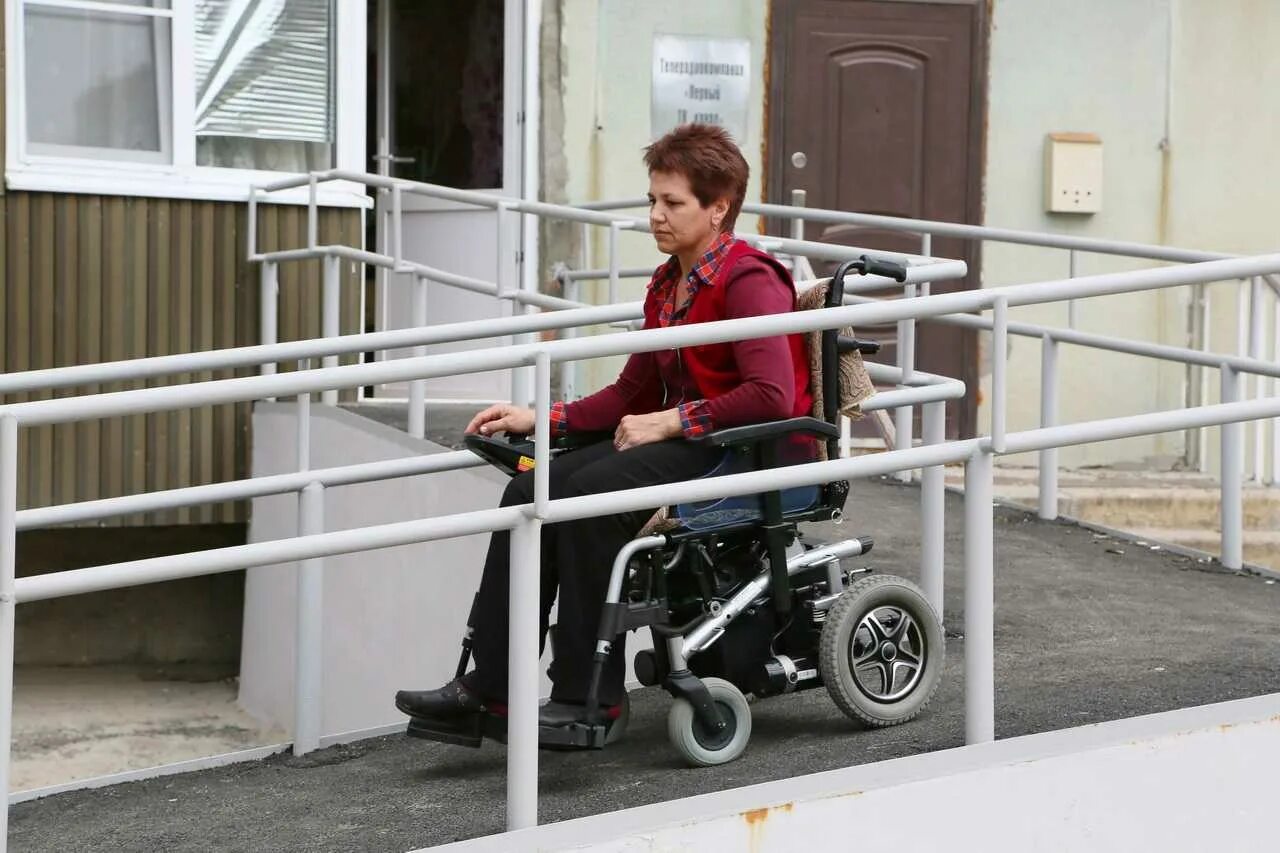 Доступность транспортных услуг для инвалидов. Доступная среда для инвалидов колясочников. Пандус для инвалидов. Пандусы для инвалидов колясочников. Пандус для людей с ограниченными возможностями.