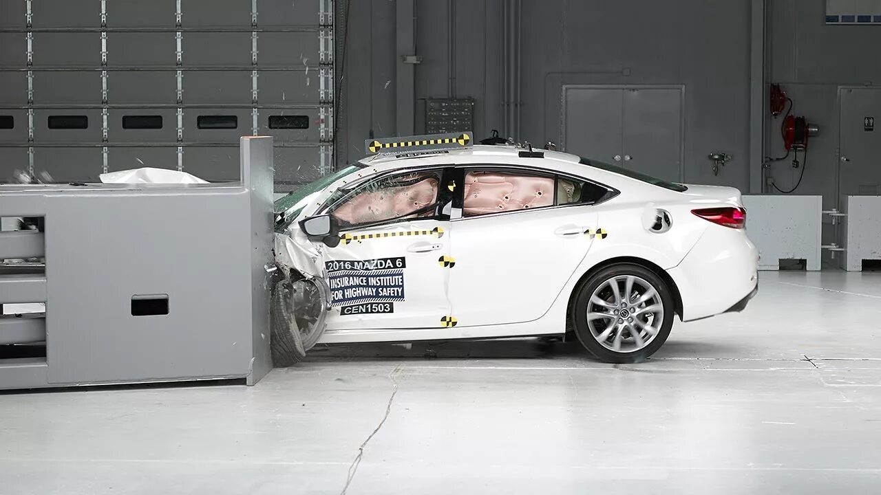 Тест мазда 6. IIHS crash Test. Chrysler 200 crash Test IIHS. Краш тест Мазда 3. Краш тест Мазда 6 2022.
