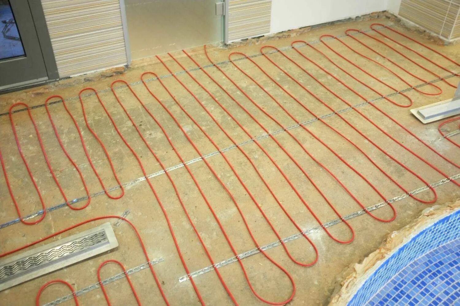 Тёплый пол электрический. Монтаж греющего кабеля на пол. Монтаж греющего пола. Тёплый пол электрический кабельный. Тёплый пол кабельный к12.