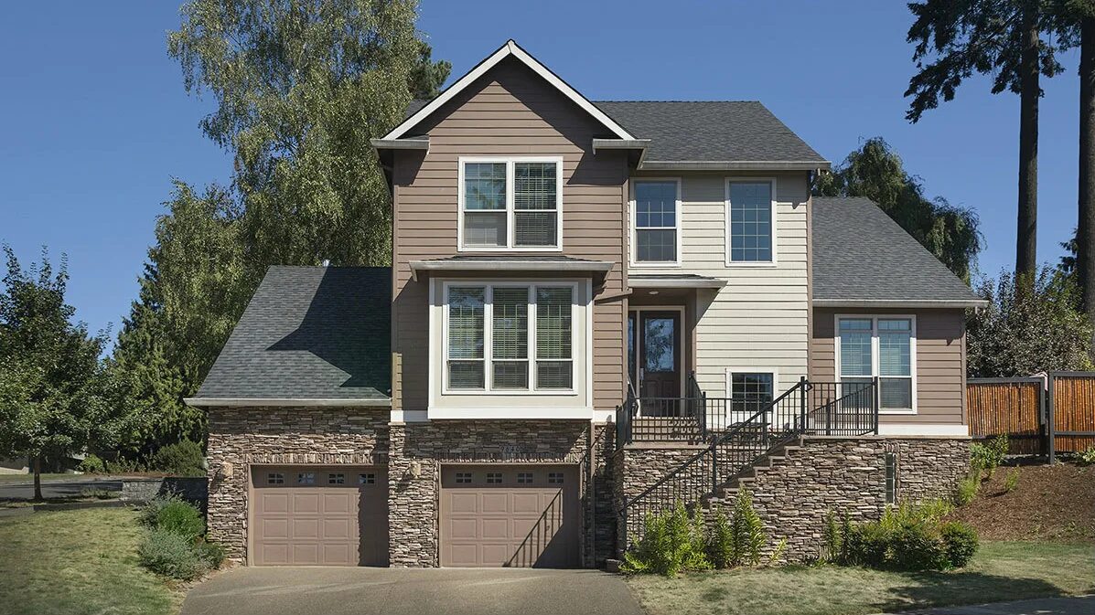 Частный дом с высоким цоколем. Цокольный этаж фото домов. Дом с высоким цоколем. Частный дом. Одноэтажный дом с цоколем на склоне.