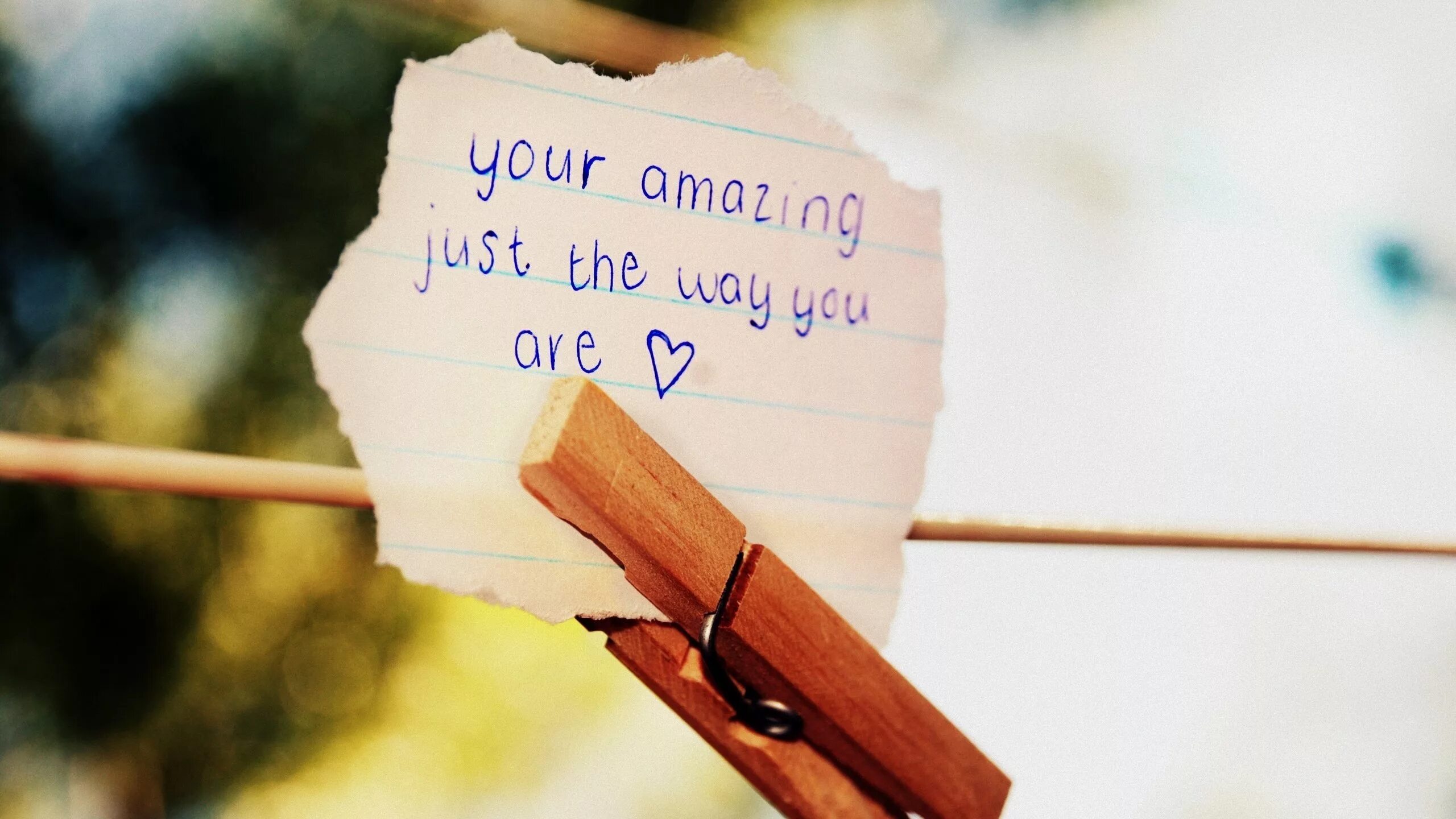 You can be amazing. Записка на прищепке. Красивые Записки. Картинки на рабочий стол со смыслом. Записка на столе.