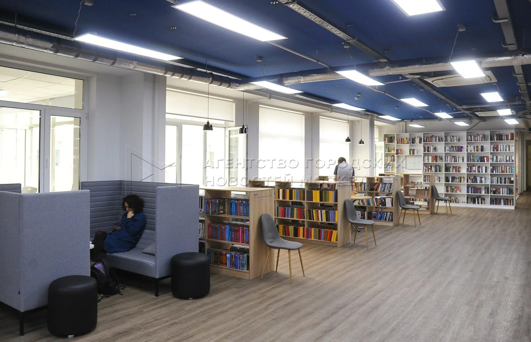 Электронные сервисы библиотеки. Книжные полки в библиотеке 4k. Библиотека атенея барселона. Библиотека бронирование. Библиотека бронирование.