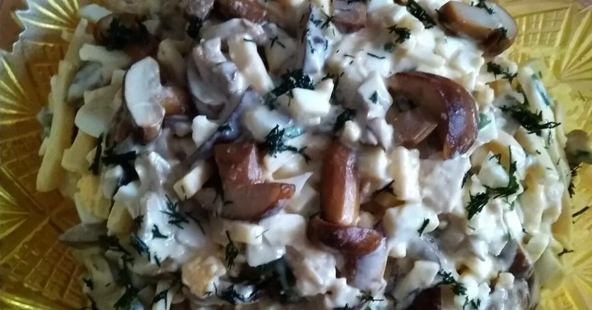 Салат из шампиньонов. Салат с белыми грибами. Салат с шампиньонами жареными. Салат с шампиньонами жареными. Салат с грибами шампиньонами.