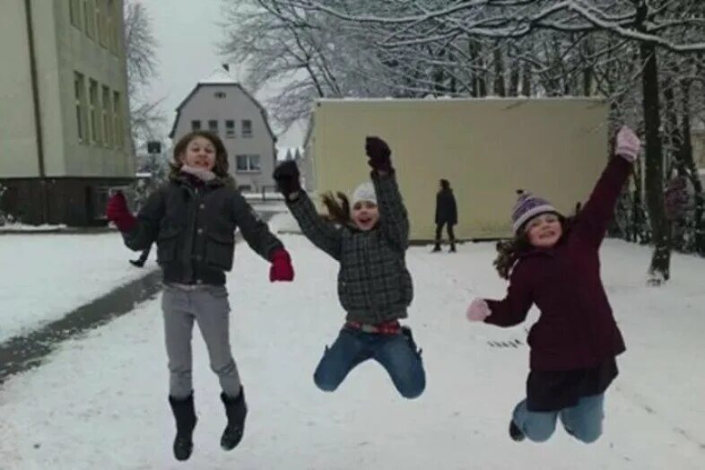 Дети идут в школу зимой. Зима дети школа. школьники радуются каникулам. ребенок зимой бежит из школы. дети бегут в школу зимой.