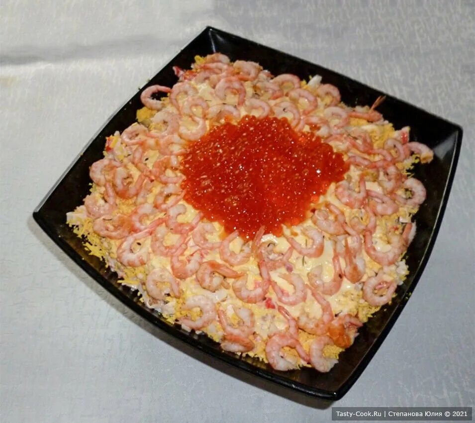 Салат морской с креветками и кальмарами и крабовыми палочками