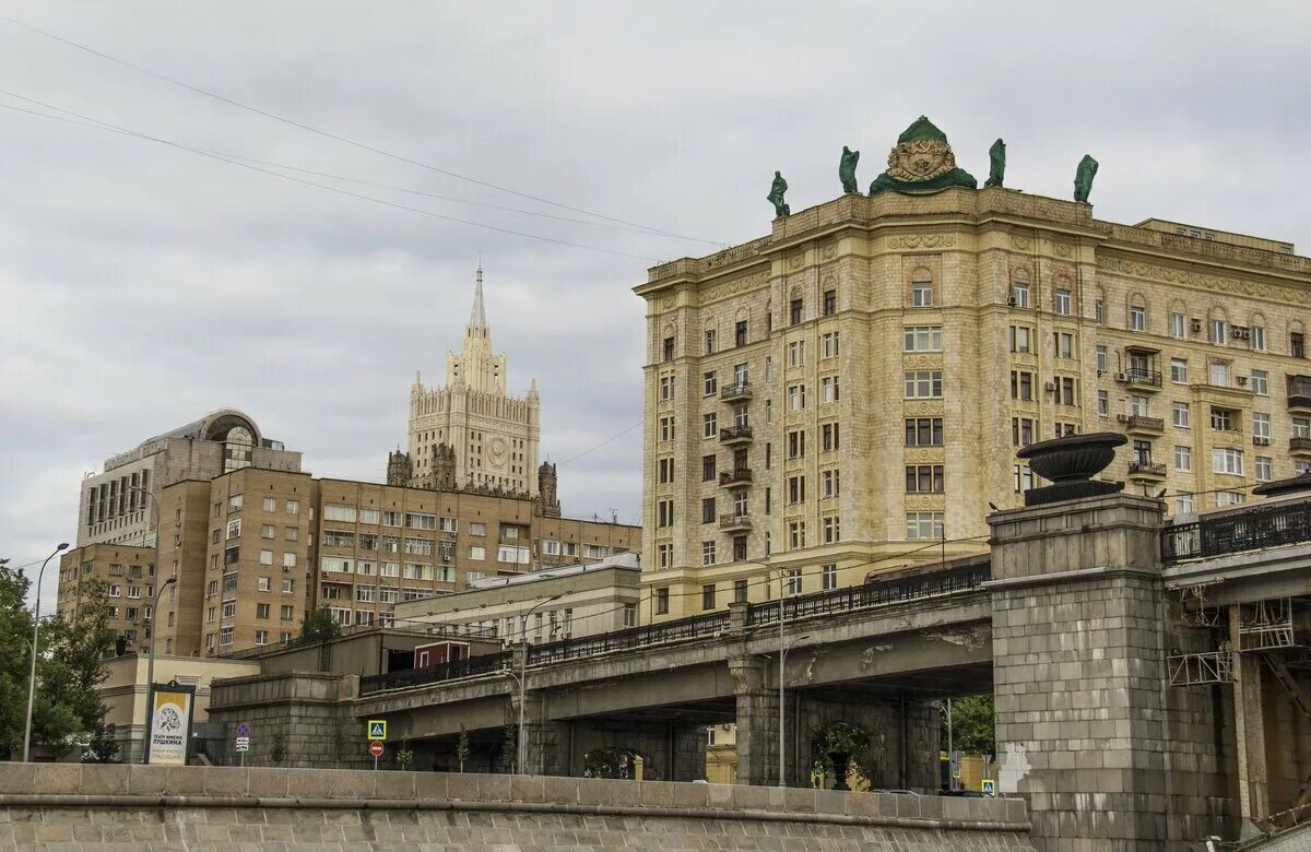 Смоленская набережная дом 2. Смоленская набережная 2. Генеральский дом москва смоленская. Дом геологов в москве. Дом геолога.