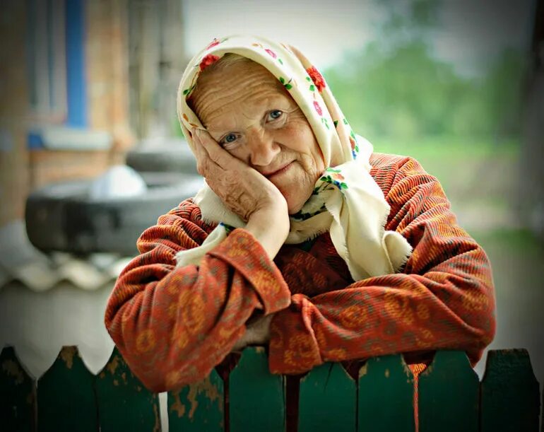 Старые женщины всегда будут. Добрая бабушка. Милые бабушки. Пожилая женщина в платке. Бабуля в платочке.