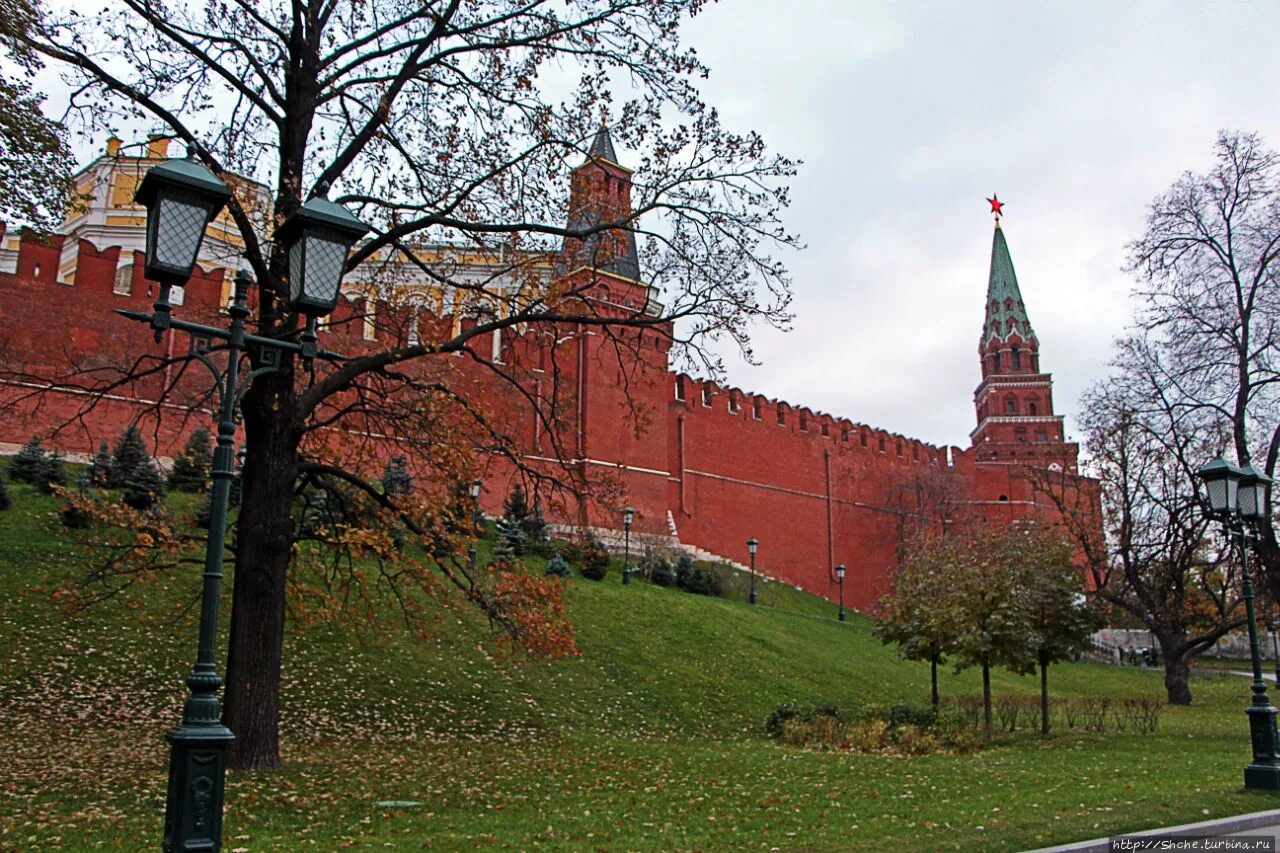 Тайницкая башня кремля. Кирпичные стены московского кремля 1485. С кремлевской стены на которой стоит. С кремлевской стены на которой стоит. Кремлевская стена 1485.