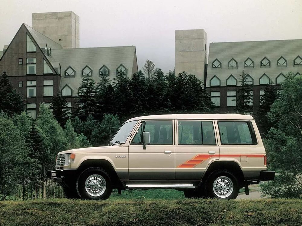 Mitsubishi pajero 1 поколение. Mitsubishi_Pajero_Wagon 1983. Mitsubishi Pajero 1982. Mitsubishi Pajero 1983. Митсубиси Паджеро 1986 года.