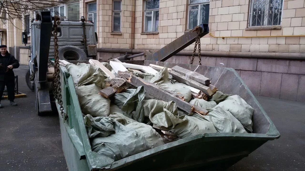 Уборка строительного мусора. Куда вывозят дом. Снос и демонтаж зданий. Мусорные контейнеры на стройплощадке. Строительный мусор.
