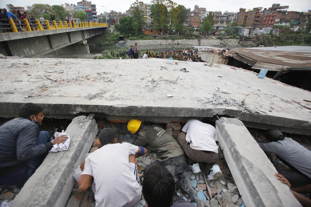 Землетрясение 8 2. Катманду землетрясение 2015. Землетрясение в Непале 2015. Непал 2015 землетрясение жертвы. Непал, 25 апреля 2015 года: 8000 погибших землетрясение.