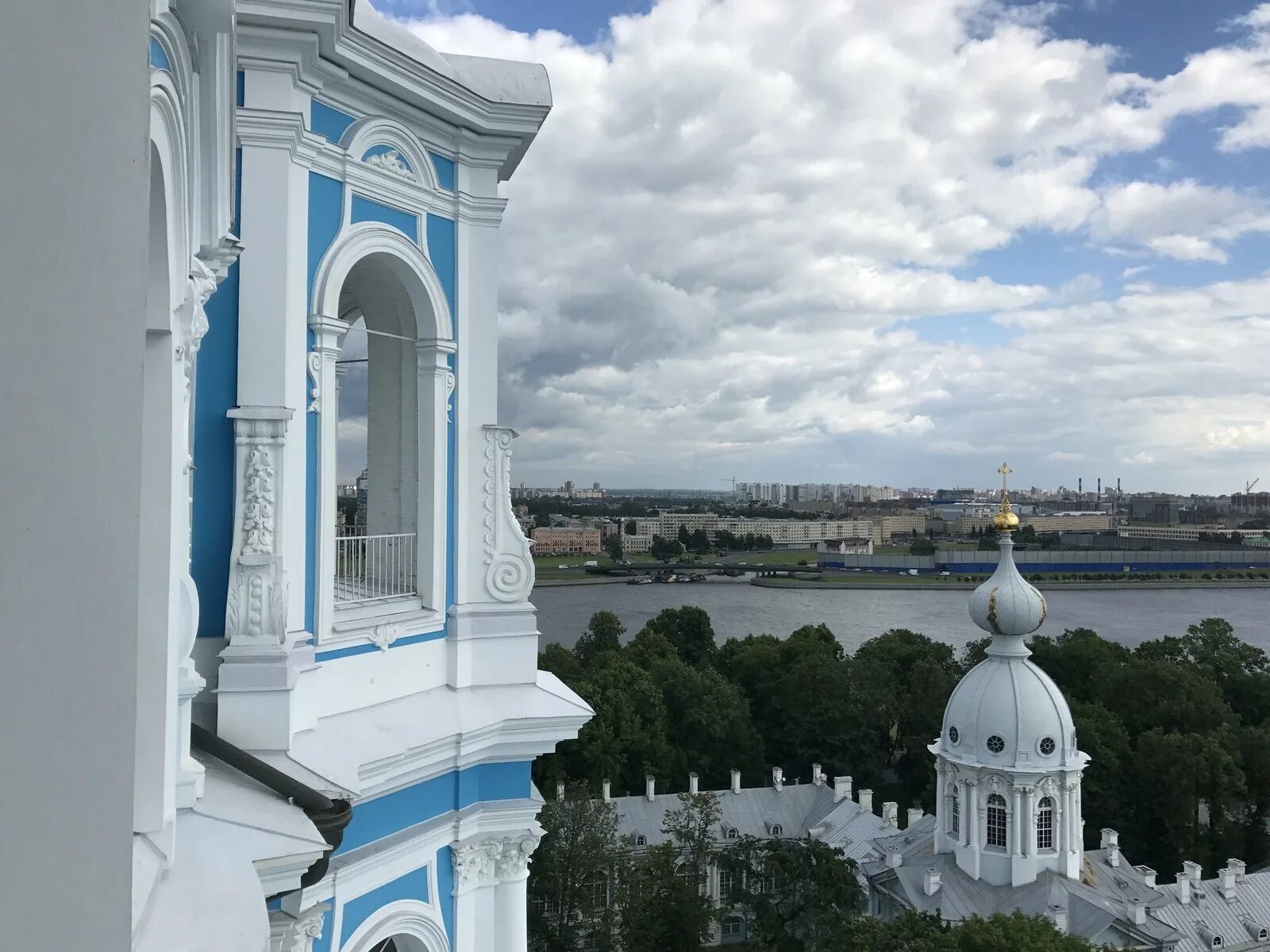 Колокольня смольного собора в санкт петербурге. Смотровая площадка смольного собора. смольный собор в санкт-петербурге смотровая площадка. звонница смольного собора. колокольня смольного собора смотровая площадка.