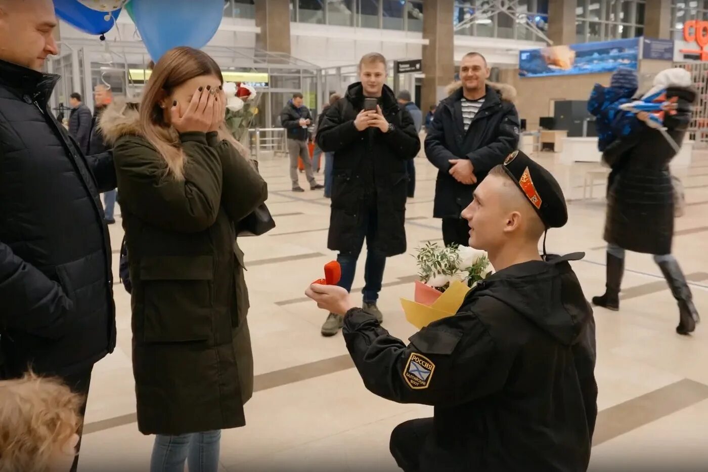 встреча парня из армии. роман радченко старшина. северск день вдв 2018. солдатки тнт старшина роман. девушки военнослужащие украины.