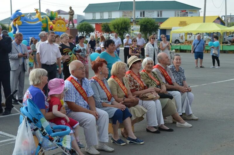 Погода щучье на 10 дней точный. Администрация города Щучье Курганской области. День города Щучье. Население Щучье Курганской области. Щучье население.