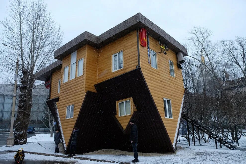 дом перевертыш в нижнем новгороде. необычные дома. прикольные домики. дом перевертыш манжерок. дом флинстоунов сша экстерьер.