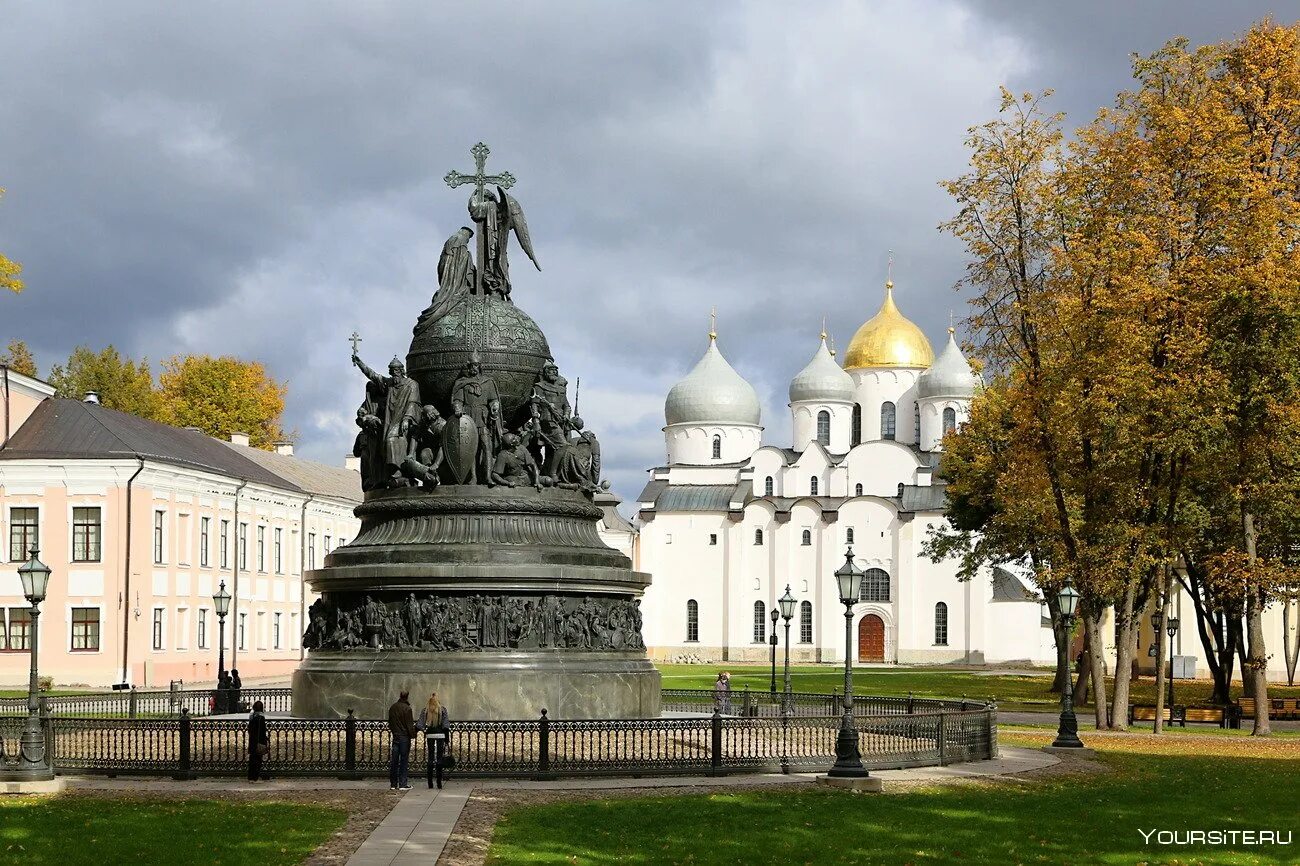 Стиком новгород. Новгородский Кремль памятник тысячелетие России. Исторические памятники Великого Новгорода Великий Новгород. Памятники Великого Новгорода ЮНЕСКО.