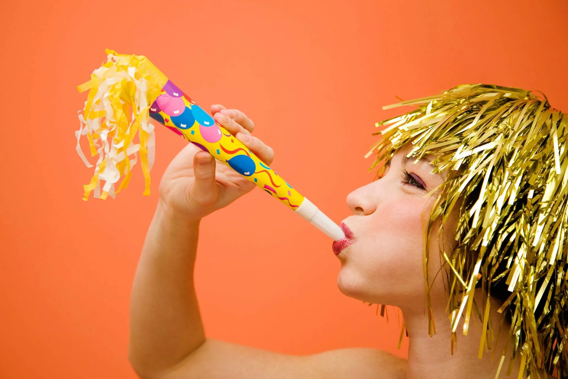 Предложение на английском со словом blew. John is blowing a party horn. Человек дует в рожок. Kids first business fair party. John is blowing a party horn.