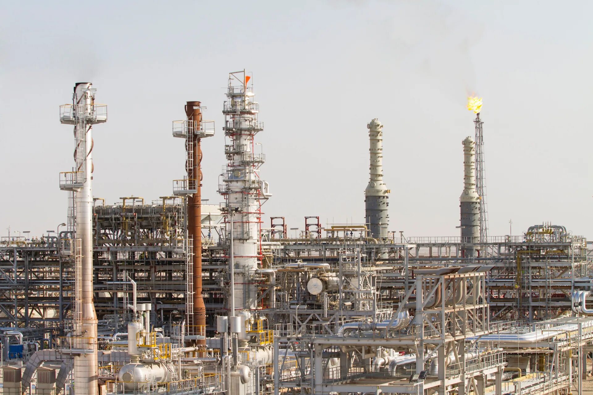 Нпз расположены. Нефтяное месторождение бадра. бадра ирак. газовый завод бадра в ираке. сепаратор нпз.