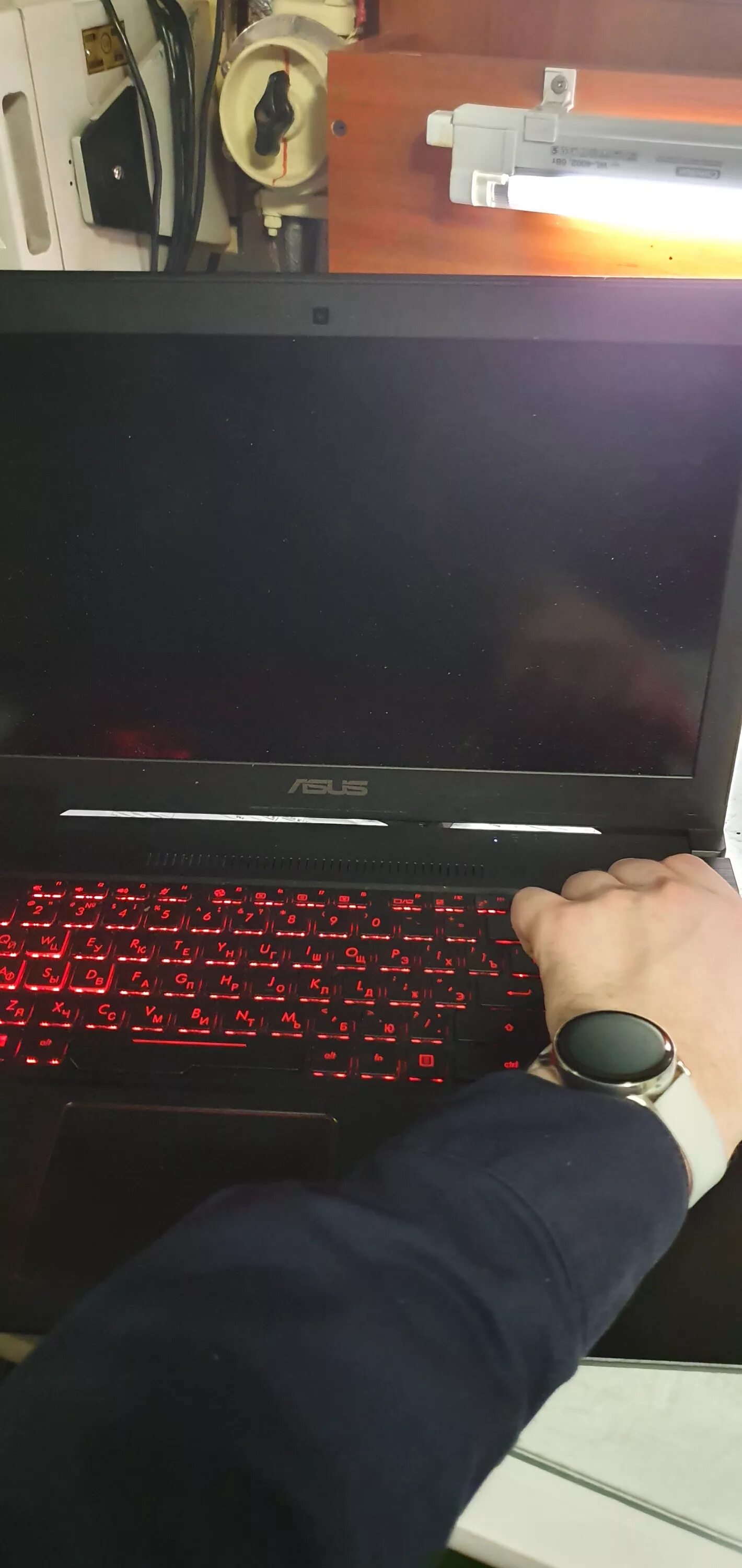 Что делать если не включается ноутбук asus. ASUS fx503v. Экран на ноутбук асус x510qr. Ноутбук асус включение. Клавиша питания ноутбук асус.