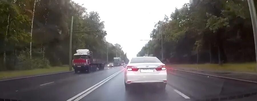 Авария в москве 4 января. Лада калина после аварии. Спровоцировал дтп и скрылся что будет. Такси гололед. 05.