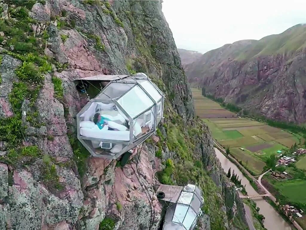 Нестандартные экскурсии. Отель Skylodge в Перу. Перу капсульный отель на скале. Гостиница Skylodge Adventure Suites. Отель на скале Skylodge.