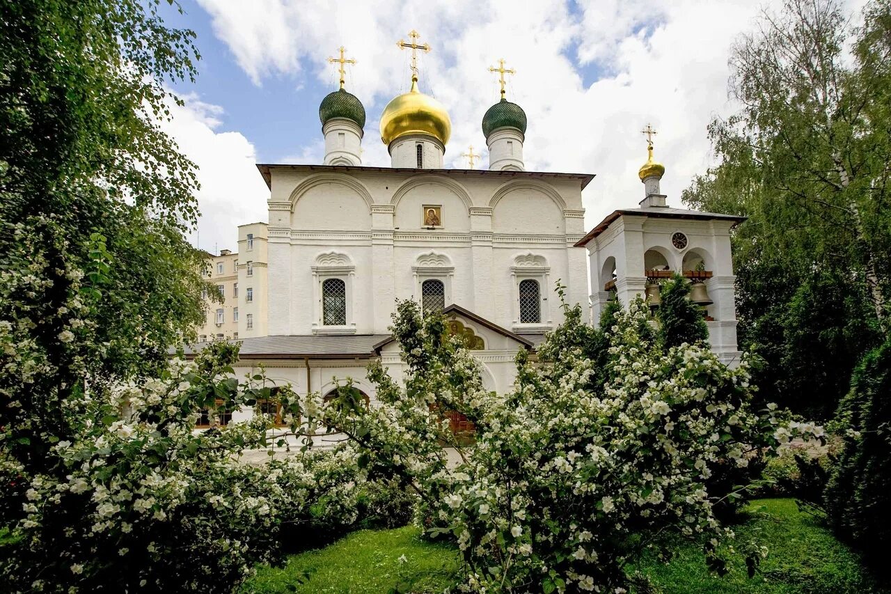 Храм сретенского монастыря в москве. Большая лубянка 19 храм. Сретенский монастырь лубянка 19. Московский сретенский монастырь. Сретенский 1.