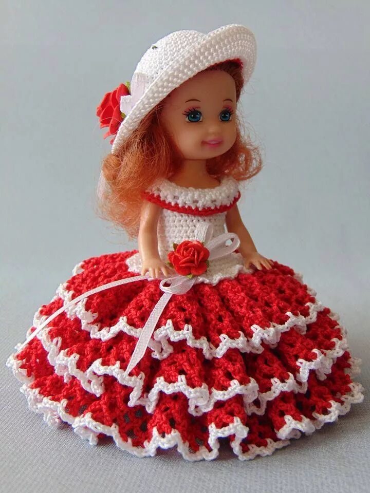 Платье для куколки. Платье для куклы крючком. Вязаные платья для кукол. Вязаное платье для куколки. Платье крючком для маленькой куклы.
