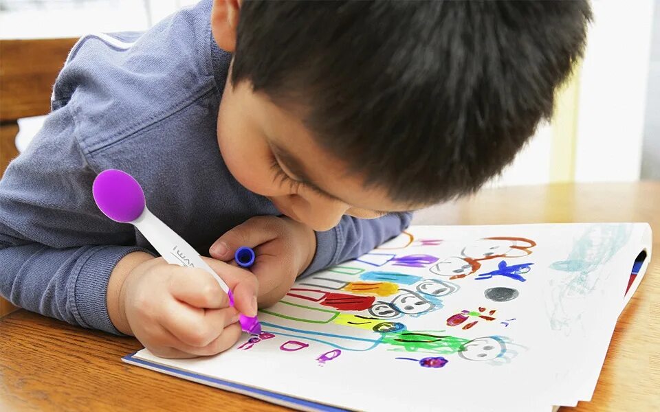Рисунок индивидуальная. Рисуем с детьми. Рисование для дошкольников. Мальчик рисует. Изучение рисования.