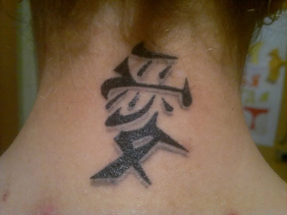китайские тату на шее. китайские иероглифы на шее. тату на шее для девушек. тату на затылке для девушек. китайские тату на шее.
