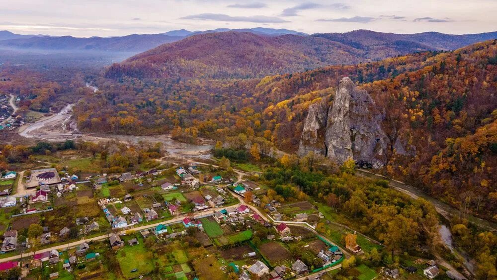 Погода приморский край кавалеровский. Приморский край Кавалерово скала Дерсу. Поселок Кавалерово Приморский. Парк в Кавалерово Приморский край. Поселок фабричный Приморский край Кавалеровский.