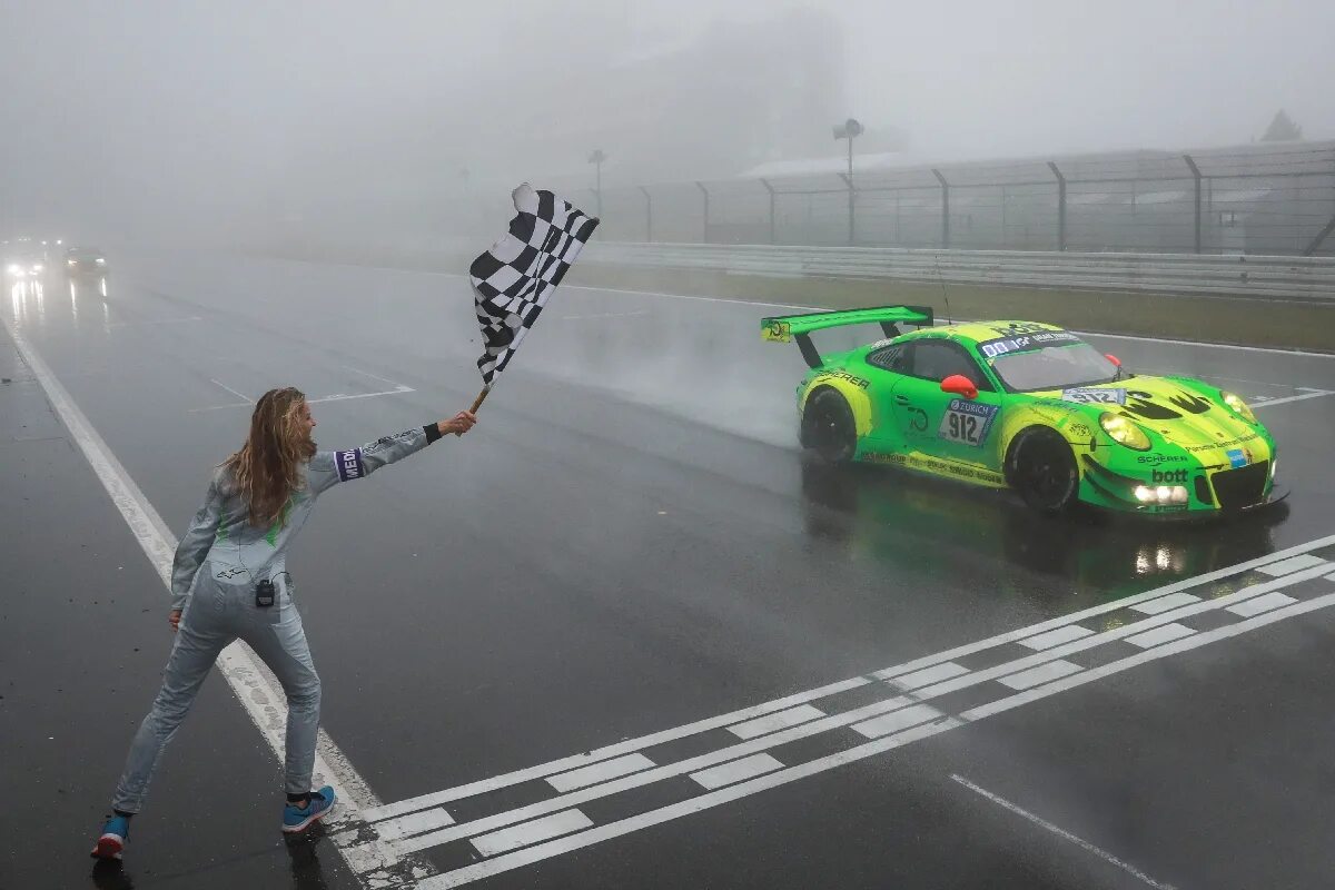 Машины 24 часа Нюрбургринга. «24 Часа Нюрбургринга» в 2007 году. Porsche 911 gt3 r Nurburgring. Фотосессия с гоночной машиной. Включи шоу машины