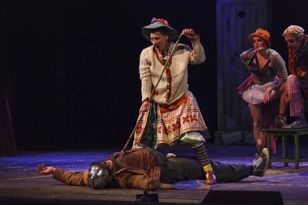 Группа пикник театр абсурда. Лысая певица ионеско спектакль. Эжен ионеско лысая певица. Театр драмы абсурда. Театр абсурда ионеско.