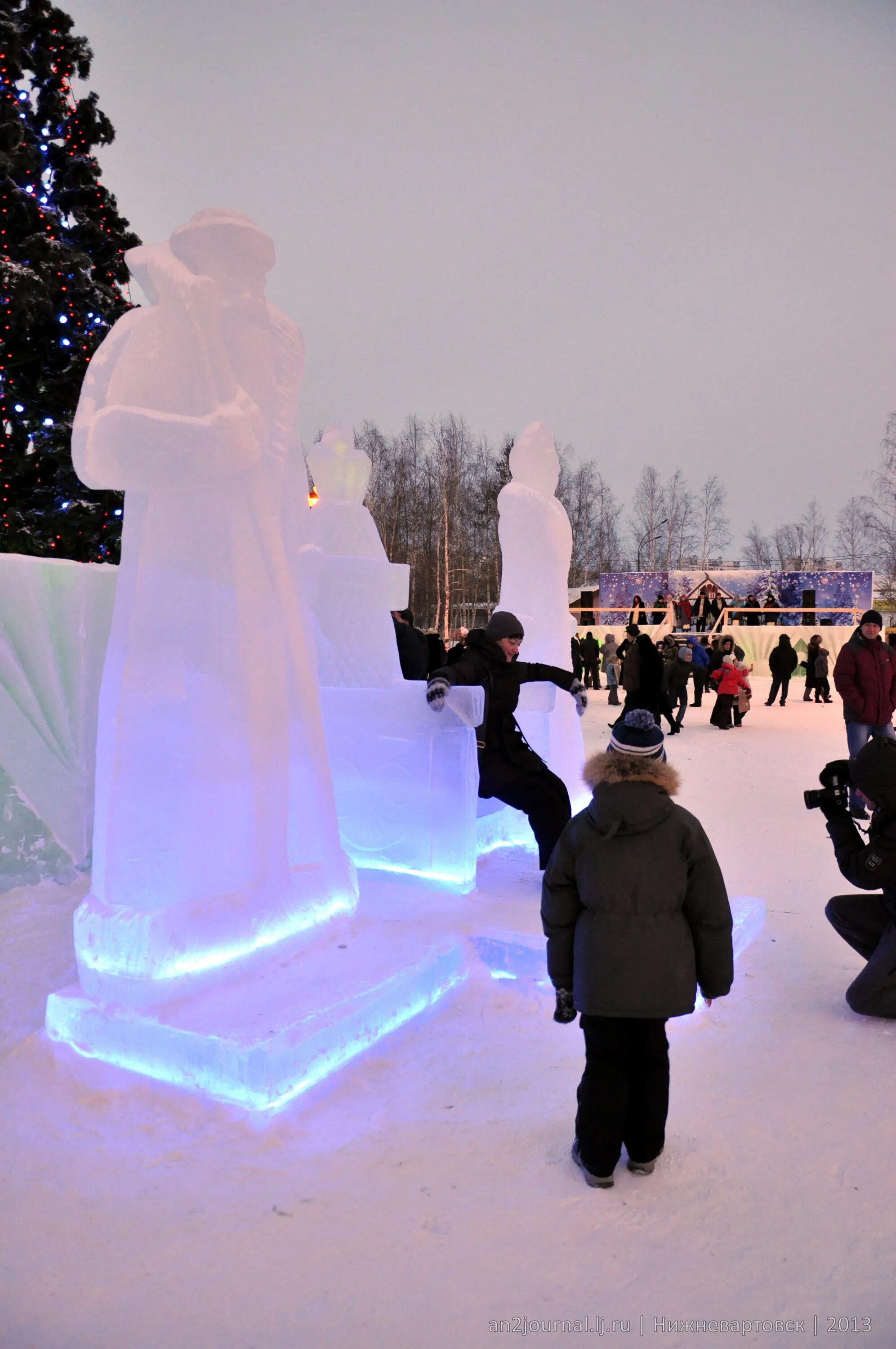 Городок нижневартовск. Нижневартовск Ледовый Ледовый городок. Нижневартовск снежный городок. Ледовый городок Нижневартовск 2021. Горки в Нижневартовске 2021.