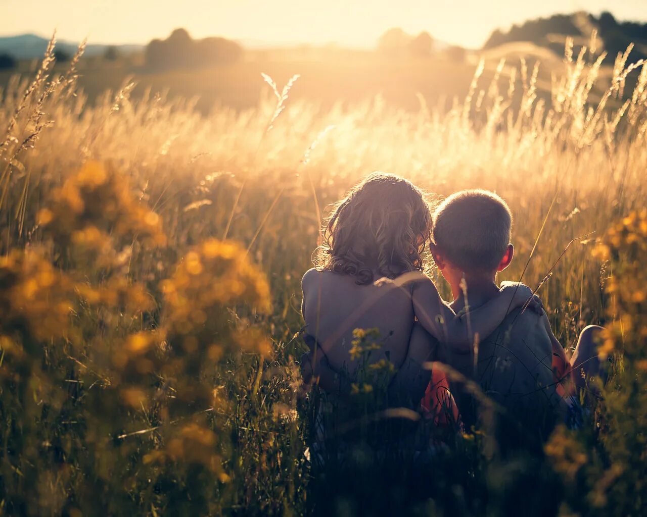 Бунин косцы иллюстрации. Человек идет по полю. Три брата сказка. Двое мальчиков убегают. Два брата в поле.