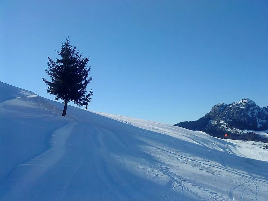 Амут горнолыжный курорт. Зимний склон. Горы снег. Снежный склон. Горные вершины альпы.