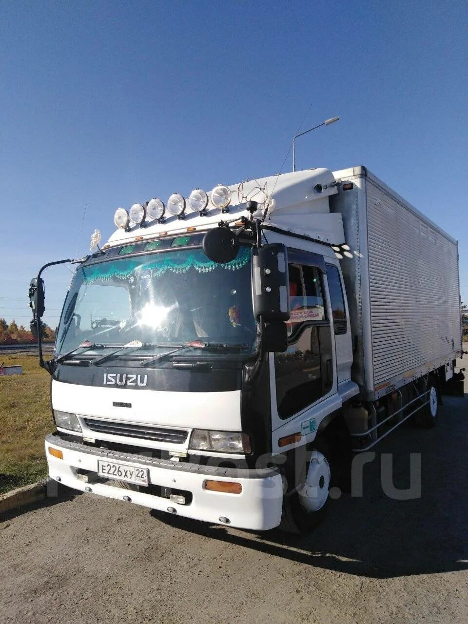 Isuzu elf 350. Исузу омск. Исузу омск. Isuzu nlr85 грузоподъемность. Исузу эльф бортовой.