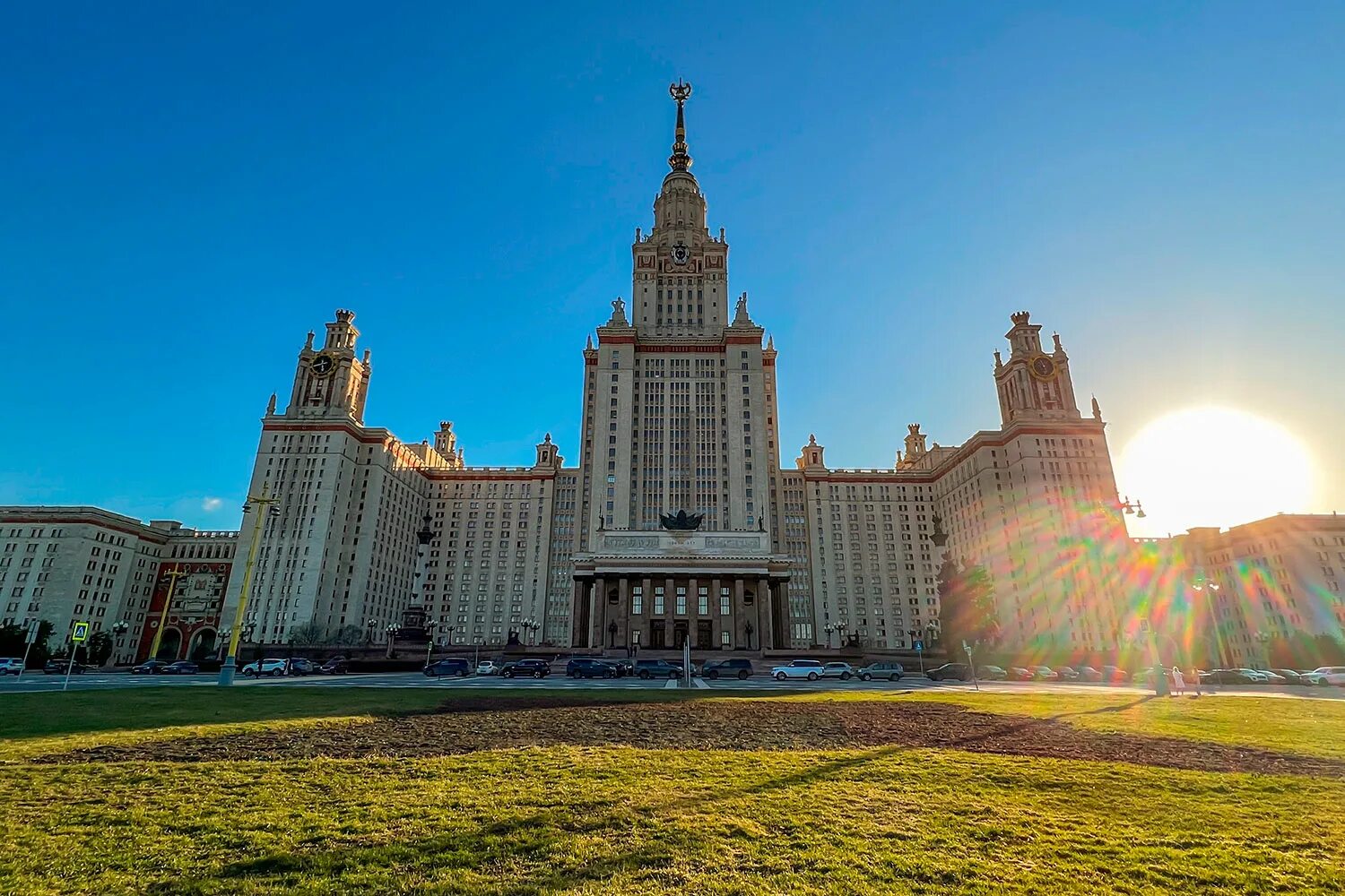 Мгу гол. МГУ Ломоносова биотехнология. Московский государственный университет. МГУ спорт Москва. МГУ происшествия.