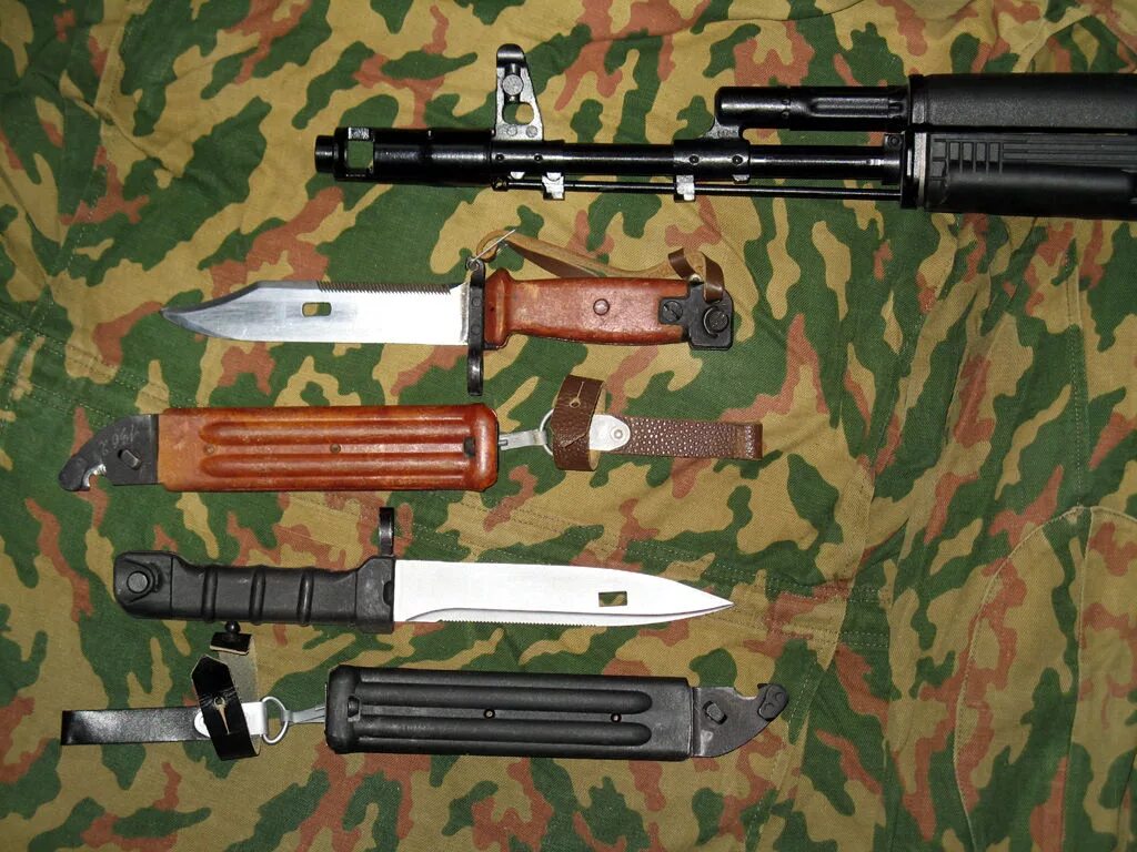 Штык автомат. Штык-нож ак-47. штык нож с акм на ак-74. штык-нож ак-74 на автомате. акм штык ножом ак47.