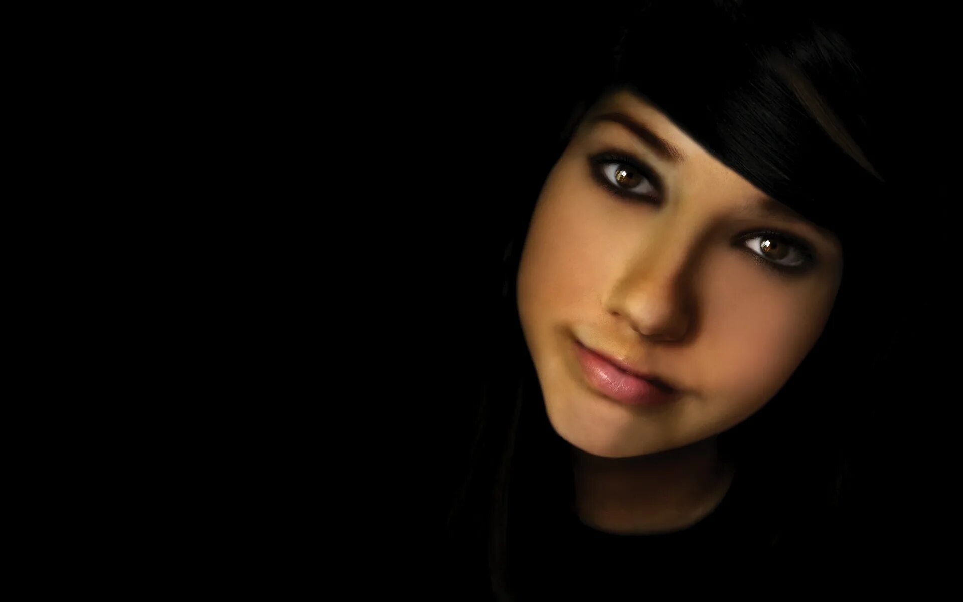 Девушка на темном фоне. Девушка фотосессия темный фон. Mia pfirrman. Красивые девушки на темном фоне. Девочки на темном фоне.