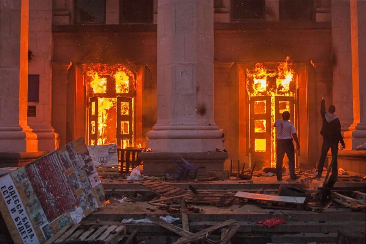 События в одессе 2. Дом профсоюзов в одессе 2 мая 2014. одесса 2014 дом профсоюзов. одесса 2 мая дом профсоюзов. пожар в доме профсоюзов в одессе.