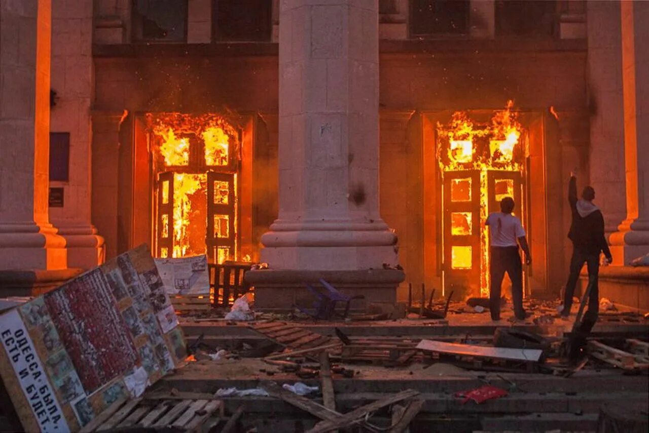 Мужчина 2 мая. Дом профсоюзов в Одессе 2 мая 2014. Одесса 2014 дом профсоюзов. Одесса 2 мая дом профсоюзов. Пожар в доме профсоюзов в Одессе.