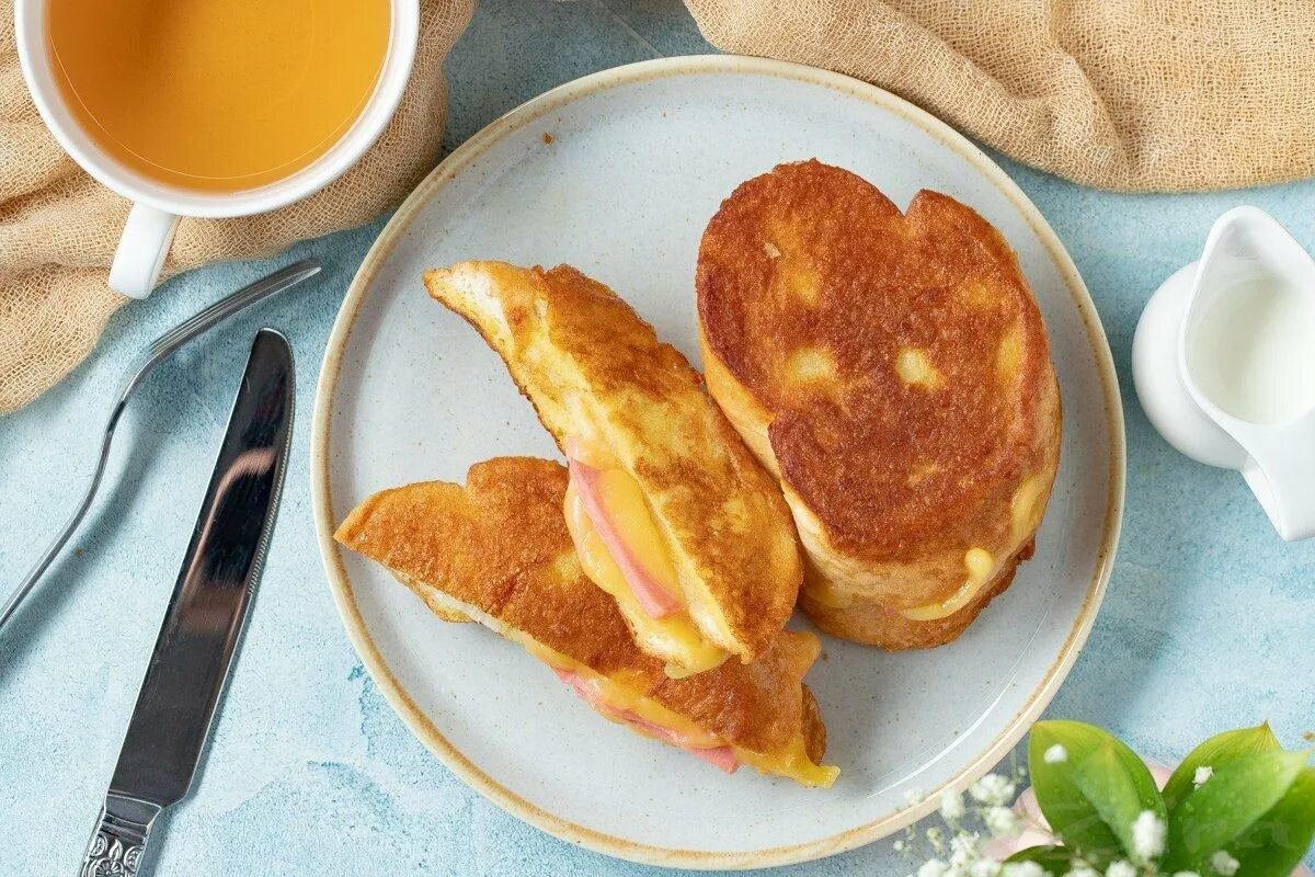 Вкусный завтрак быстро и просто. Фаршированные гренки. фаршированные гренки на завтрак. гренки с колбасой и сыром. гренки с начинкой.